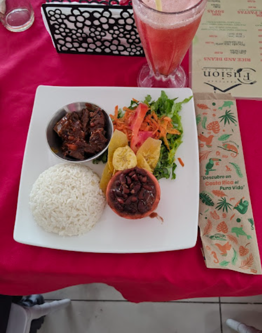 Casado con carne en salsa y refresco natural